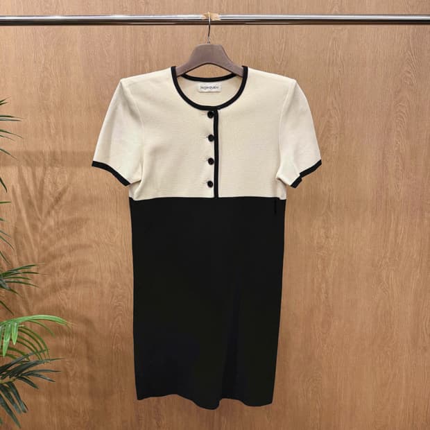 입생로랑 니트 반팔 원피스 버튼 디테일 클래식 아이보리 블랙