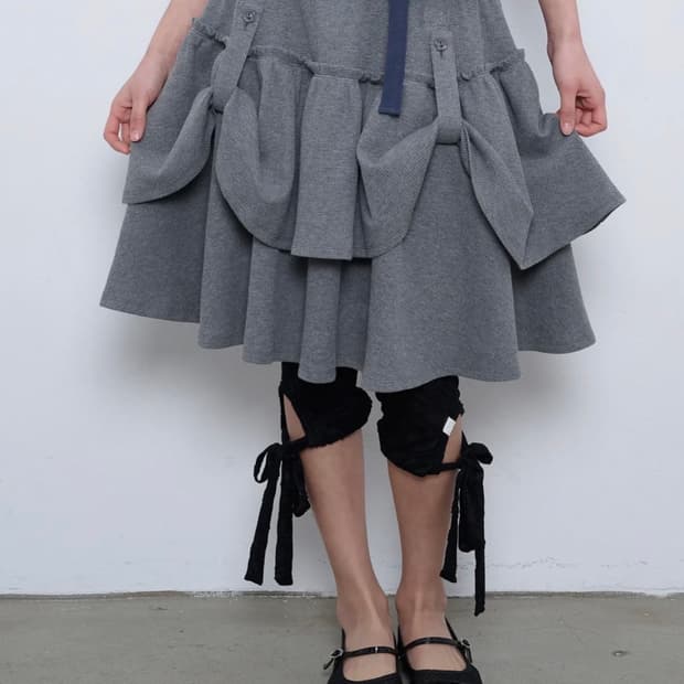 뚜오미오 ROLLING MIDI SKIRT [CHARCOAL]