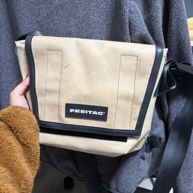 프라이탁 덱스터 F14 DEXTER 크림색 / 상태 최상 / 압구정 구매