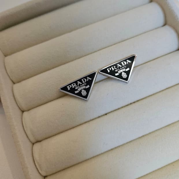 프라다 업사이클링 삼각로고 미니 귀걸이 블랙