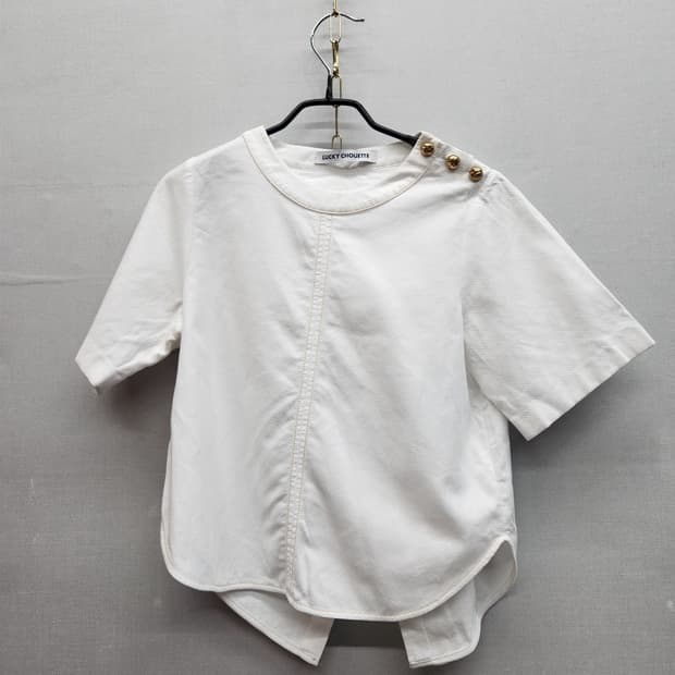 럭키슈에뜨 숄 금장버튼 코튼 뒷트임 숏 블라우스 36(S)