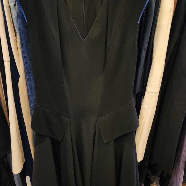 TIME 블랙 민소매 플레어 원피스