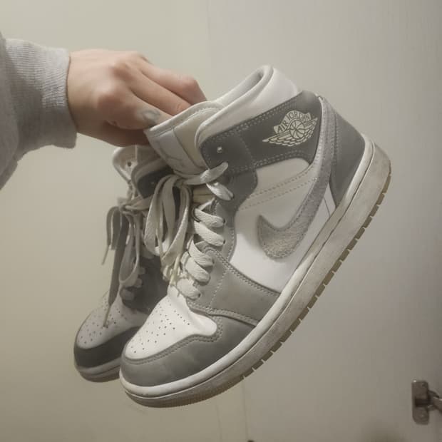 나이키 조던 1 미드 울프 그레이 여성