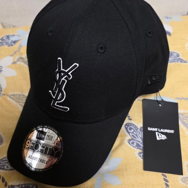 새상품 생로랑 X 뉴에라 YSL 모노그램 캡 블랙