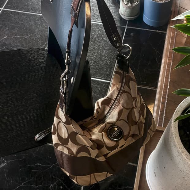 코치(COACH) 시그니처 로고 호보 숄더백