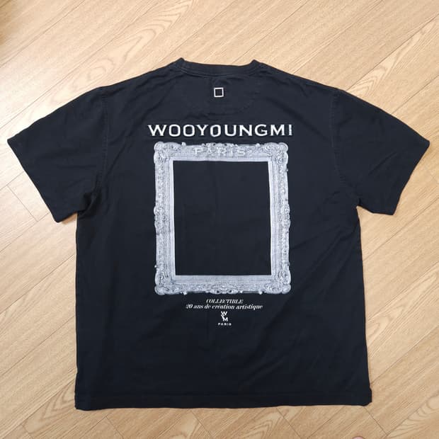 우영미 블랙 액자 프린팅 반팔 티셔츠 48