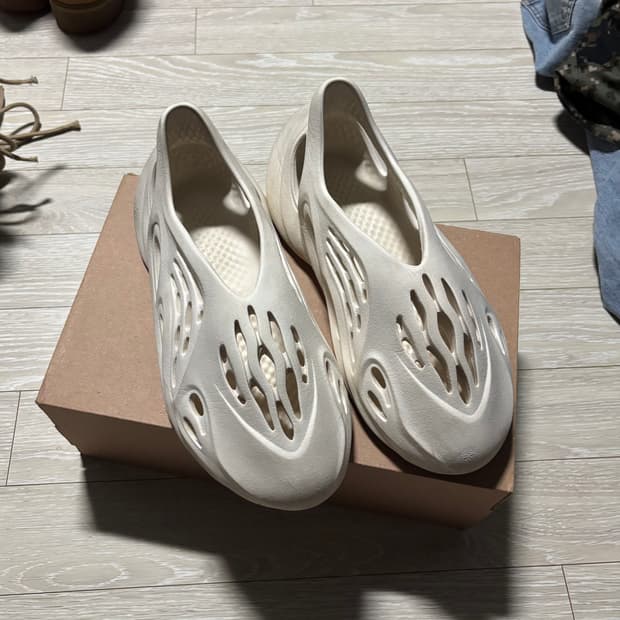 Adidas Yeezy Foam RNR Sand