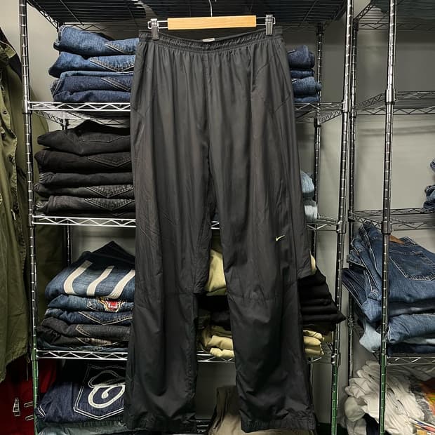 ~36) NIKE MID SWOOSH TRACKPANT
