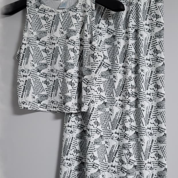 네스티팬시클럽 쿠로미 페이퍼 레터링 슬리브리스 스커트 셋업