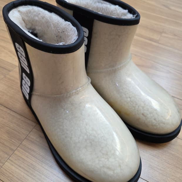 UGG 어그 클리어 부츠 베이지 색상 230mm 입니다. 독특한 디자인이