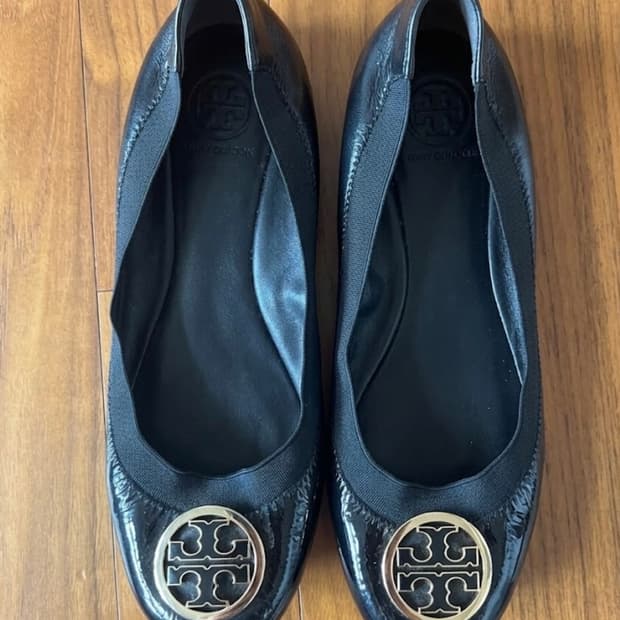 Tory Burch 토리버치 블랙 금장 로고 플랫 슈즈