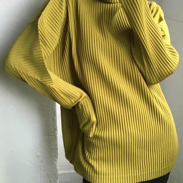 이세이미야케 옴므플리셰 플리츠 하이넥 컷소우 올리브 롱슬리브