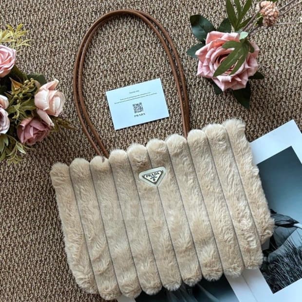 프라다뷰티 퍼 숄더백 브라운 VIP 기프트백