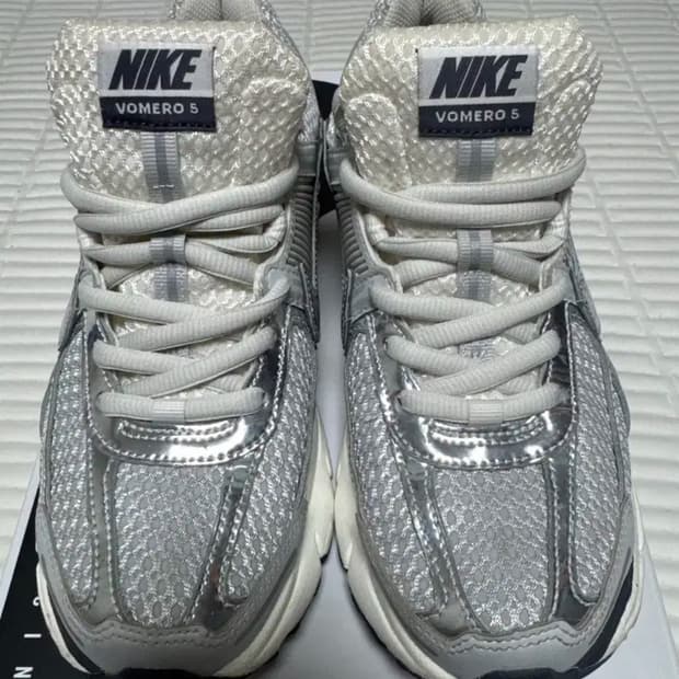 나이키 줌 보메로5 메탈릭 실버 260