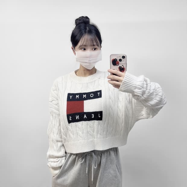 타미진스 빅 로고 케이블 크롭 니트