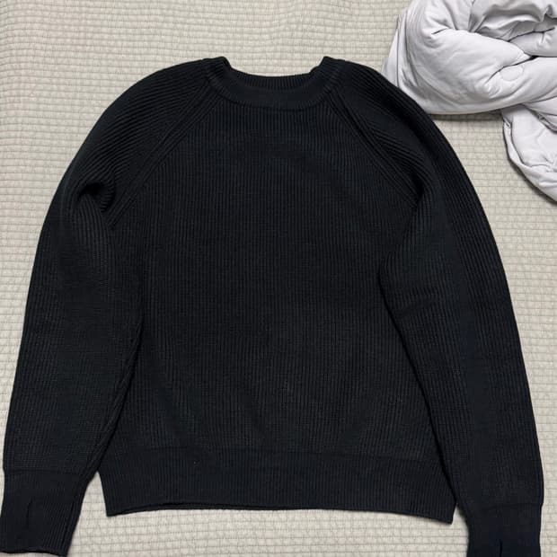  아웃스탠딩 크루넥 니트 블랙