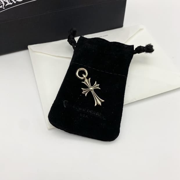 크롬하츠 타이니 크로스 참 펜던트