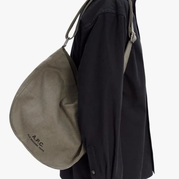 (새상품60%할인)APC 아페쎄 정품 남녀공용 저널 숄더백 카키