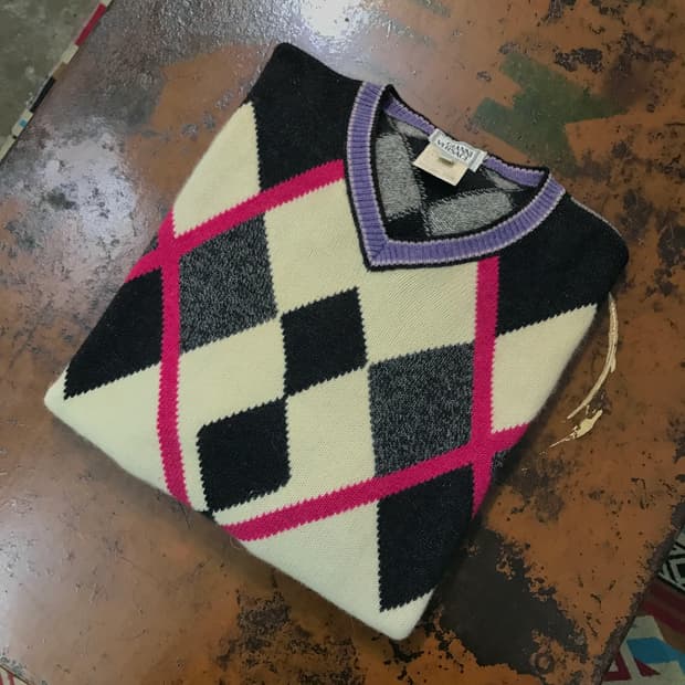 베르사체 캐시미어 혼방 아가일 패턴 브이넥 니트 남성 110 사이즈 