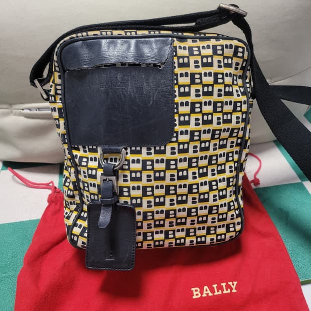 발리(BALLY) 'B' 모노그램 패턴 크로스백/숄더백입니다.