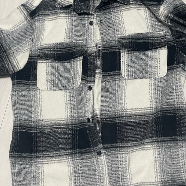굿라이프웍스 오버핏 헤비 투 포켓 체크 셔츠 자켓입니다!