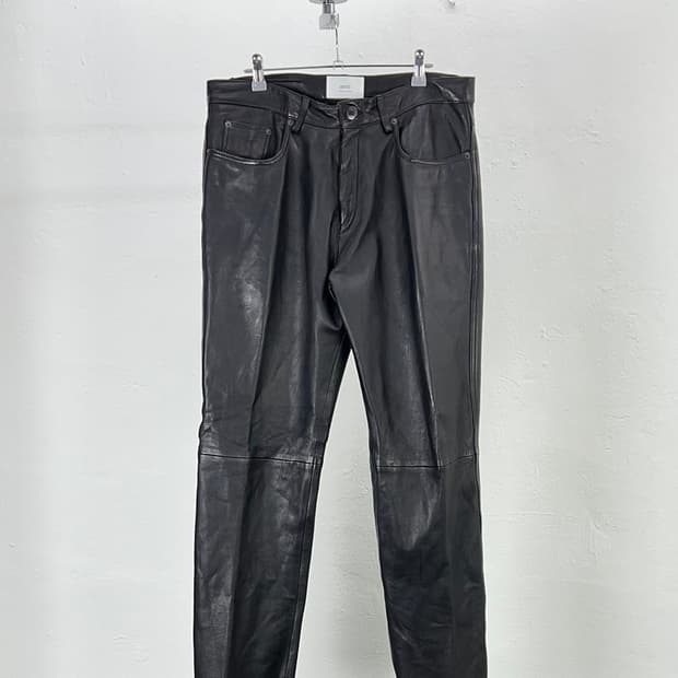 아미 블랙 글로시 스트레이트 램스킨 레그 팬츠