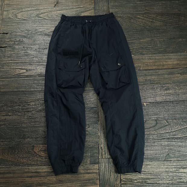 [나이키] 스우시 자수 빅 포켓 나일론 카고 조거 팬츠 블랙 M18891