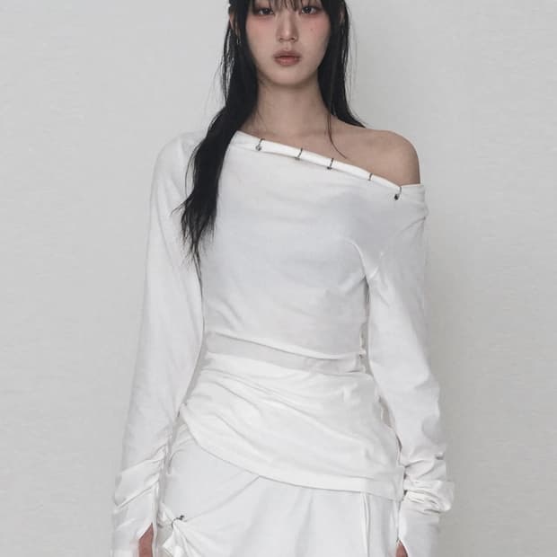 에트오소메 피어싱 드레이프 롱슬리브 긴팔 티셔츠 화이트