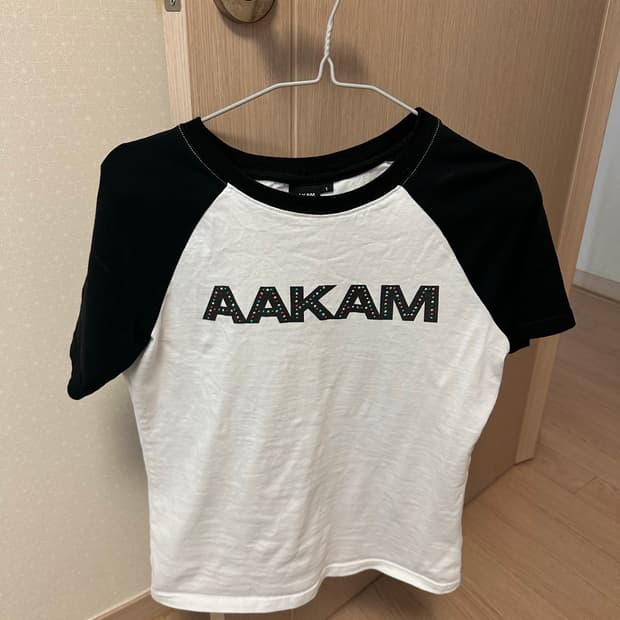아캄 Rhinestone Raglan Half Top (White)