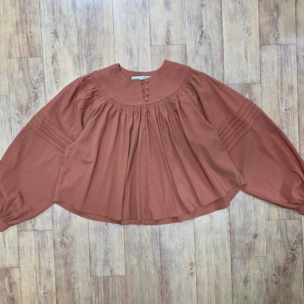 언앤써드미스테리(UNANSWERED MYSTERY) 셔링 블라우스 프리