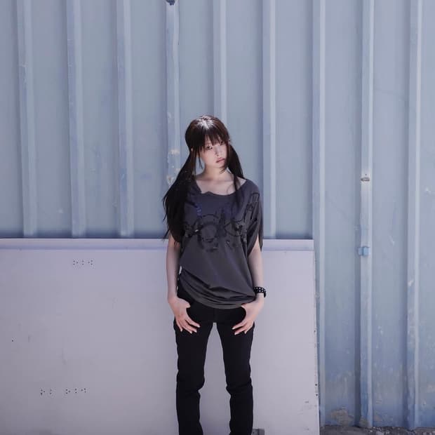 Batwing Top with Disc Accent 