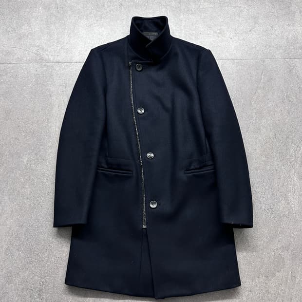 우영미 사선 하이넥 코트