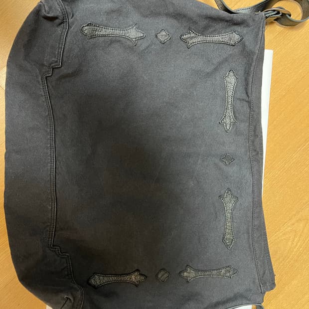 폴리테루 1011 플뢰르 패치드 크로스백 워시드 블랙