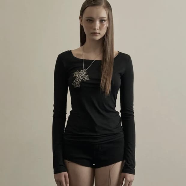 일리오 블랙 레오파드 크로스 네크리스 탑 롱슬리브