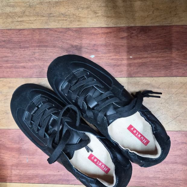 헉슬리양가죽스니커즈235