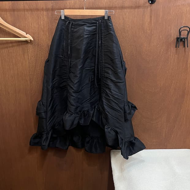 셔링 언발란스 스커트 블랙
