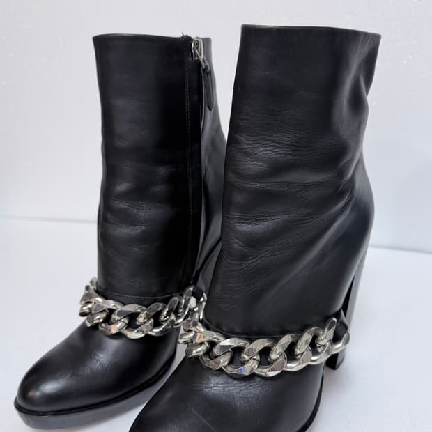 GIVENCHY 지방시 체인 디테일 앵클 부츠 235