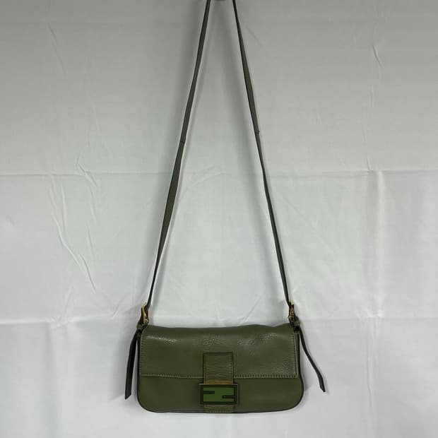 FENDI 펜디 바게트 레더 크로스백 카키