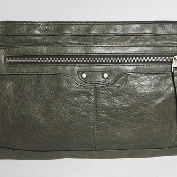 발렌시아가 멋스러운 가죽 클러치백