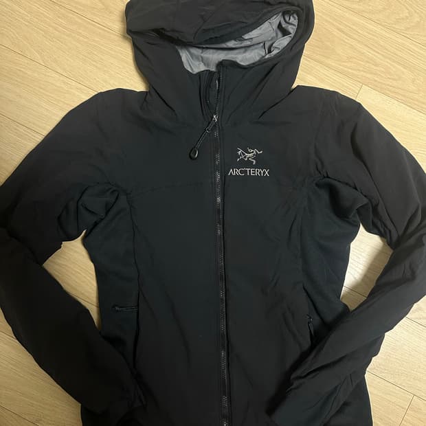 아크테릭스 유럽판 누빔 바람막이 xs 44-55