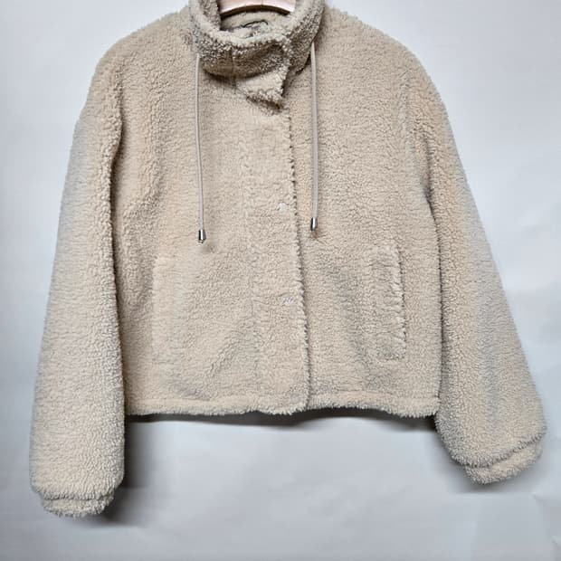 8세컨즈 하이넥 베이지 뽀글이 숏 자켓 M