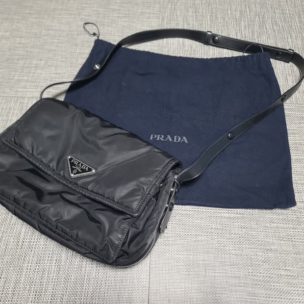 프라다 패딩백 미디움 1bd255 리나일론 패디드백 크로스백