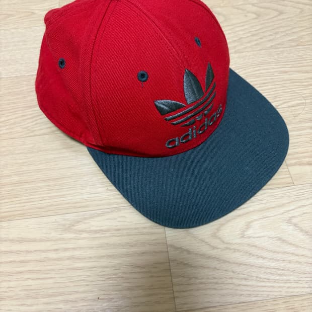 하와이에서 온 아디다스 스냅백 모자 (레드/그레이/그린 배색)