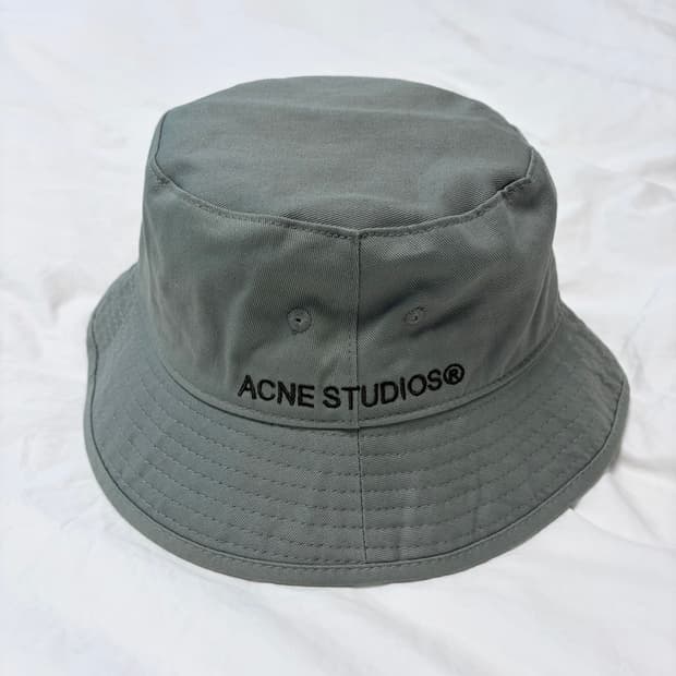 아크네 스튜디오 로고자수 버킷햇