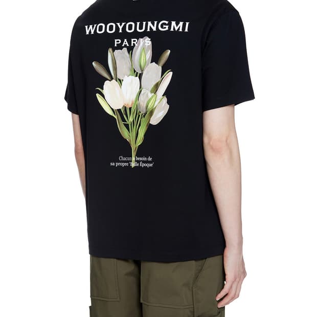 우영미 22S 플라워 프린트 백 로고 반팔 티셔츠 블랙