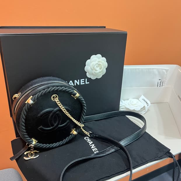 [정품] 샤넬 AS0075 크럼블 카프스킨 앙 보그 라운드 사첼백 시즌백