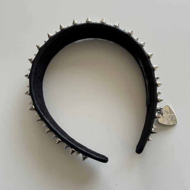 STUDDED HEADBA 스파이크 장식 헤어밴드