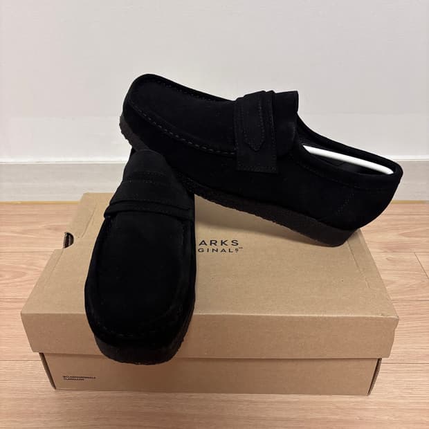 새상품) 250 클락스 왈라비 로퍼 블랙 스웨이드