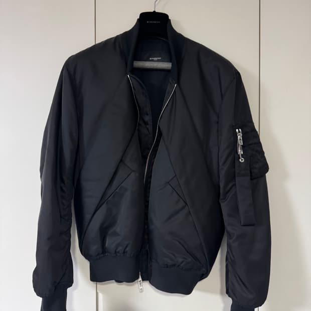 지방시 구스다운 스트랩 봄버 자켓