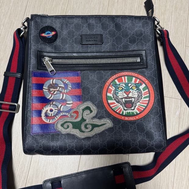 구찌 수프림 스네이크 타이거 크로스백 급처